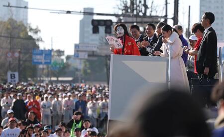 選手たちの前で紹介される間寛平（白塗り顔）。吉村洋文大阪府知事（中央奥）、アンミカ（中央右）らは笑顔を見せる（撮影・中田匡峻）