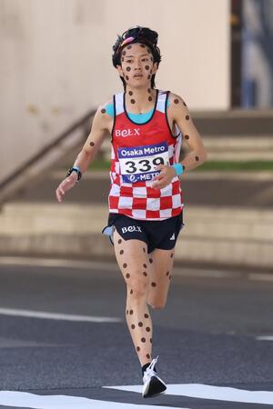 【写真】ヘロヘロになりながらもゴールした吉田響　頭の上にかけたサングラスが落ちてしまいそう