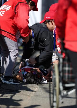 ゴールし、倒れ込んだ吉田響（下）の元に車椅子が到着する（撮影・中田匡峻）
