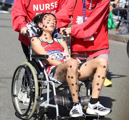 ゴール後、車椅子で運ばれる吉田響（撮影・中田匡峻）
