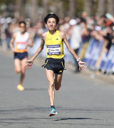 ゴール目前で両手を広げる平林清澄（撮影・中田匡峻）