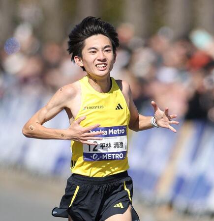 ゴール目前で胸をたたく平林清澄（撮影・中田匡峻）