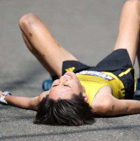 日本人トップでゴールし、倒れ込む平林清澄（撮影・中田匡峻）