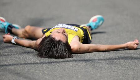 日本人トップでゴールし、倒れ込む平林清澄（撮影・中田匡峻）