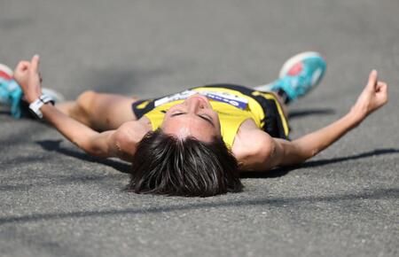 倒れ込みながら拳を握る平林清澄（撮影・中田匡峻）