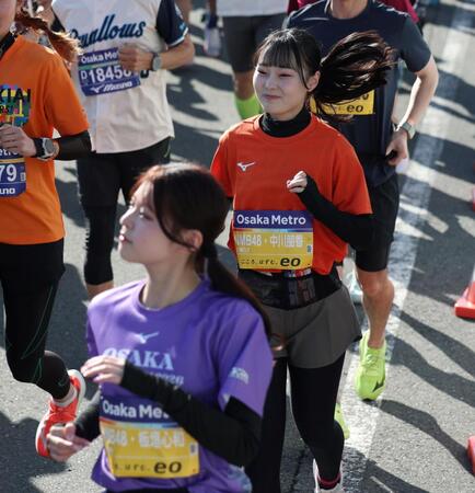 スタートするＮＭＢ４８・中川朋香（奥）とＮＭＢ４８・板垣心和（撮影・中田匡峻）