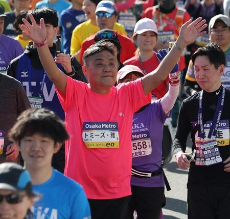 手を振るトミーズ・雅（撮影・中田匡峻）