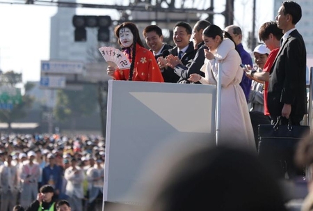 選手たちの前で紹介される間寛平（白塗り顔）。吉村洋文大阪府知事（中央奥）、アンミカ（中央右）らは笑顔を見せる（撮影・中田匡峻）