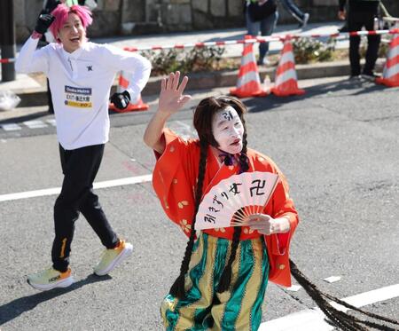 笑顔で手を振る間寛平（手前）とＥＸＩＴ・兼近大樹（撮影・中田匡峻）