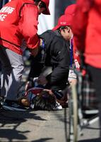 ゴールし、倒れ込んだ吉田響（下）の元に車椅子が到着する（撮影・中田匡峻）