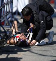 ゴールし、倒れ込んだ吉田響（左）は関係者から声をかけられる（撮影・中田匡峻）