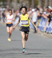 ゴール目前で両手を広げる平林清澄（撮影・中田匡峻）