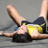 日本人トップでゴールし、倒れ込む平林清澄（撮影・中田匡峻）