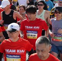 スタートするコブクロ・小渕健太郎（中央）＝撮影・中田匡峻