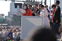 選手たちの前で紹介される間寛平（白塗り顔）。吉村洋文大阪府知事（中央奥）、アンミカ（中央右）らは笑顔を見せる（撮影・中田匡峻）