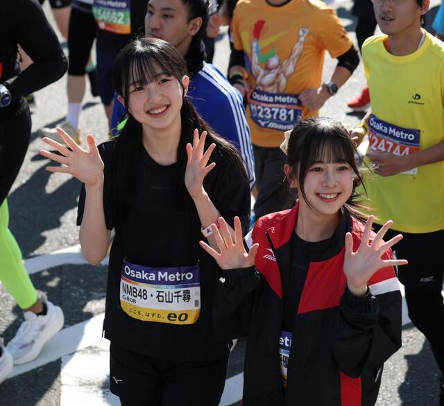 笑顔で手を振るＮＭＢ４８・石山千尋（左）＝撮影・中田匡峻