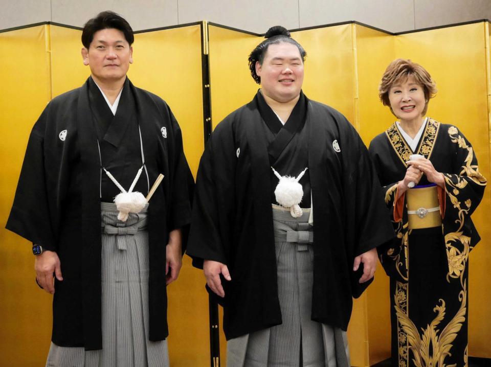 　披露宴の前に会見する（左から）立浪親方、明生、小林幸子（撮影・山本鋼平）
