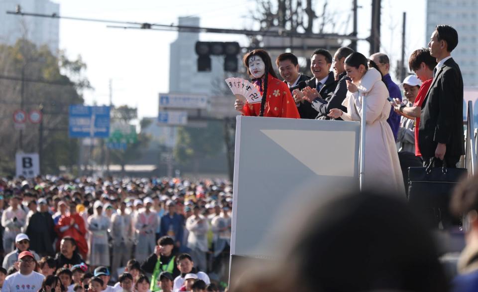 選手たちの前で紹介される間寛平（白塗り顔）。吉村洋文大阪府知事（中央奥）、アンミカ（中央右）らは笑顔を見せる（撮影・中田匡峻）