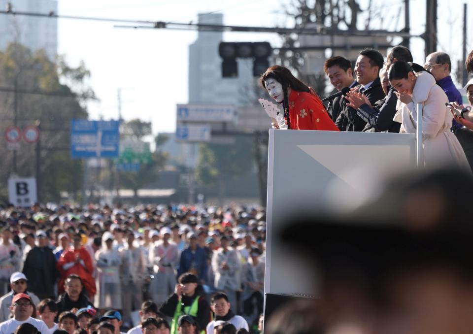 選手たちの前で紹介される間寛平（白塗り顔）。吉村洋文大阪府知事（奥）、アンミカ（右端）らは笑顔を見せる（撮影・中田匡峻）