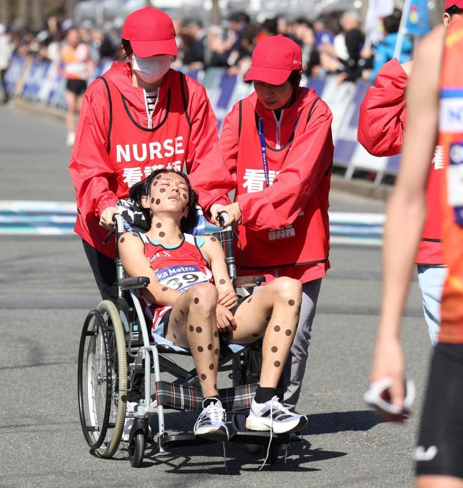 ゴール後、車椅子で運ばれる吉田響（撮影・中田匡峻）