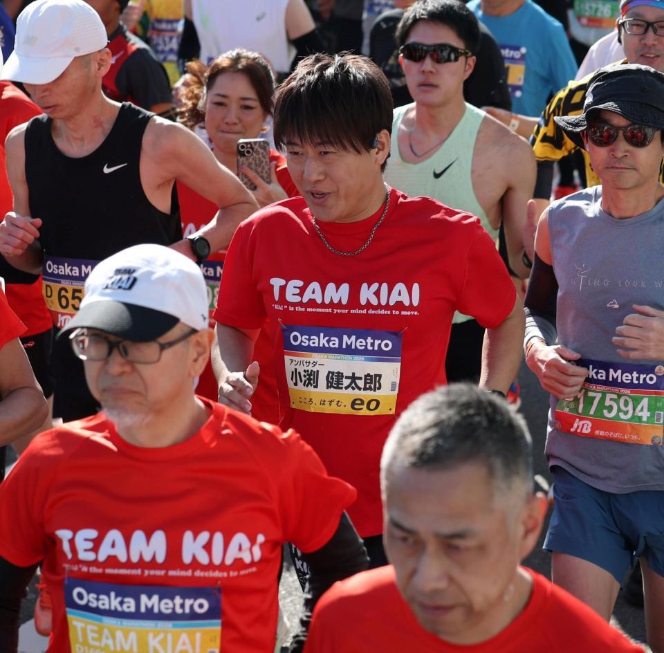 スタートするコブクロ・小渕健太郎（中央）＝撮影・中田匡峻