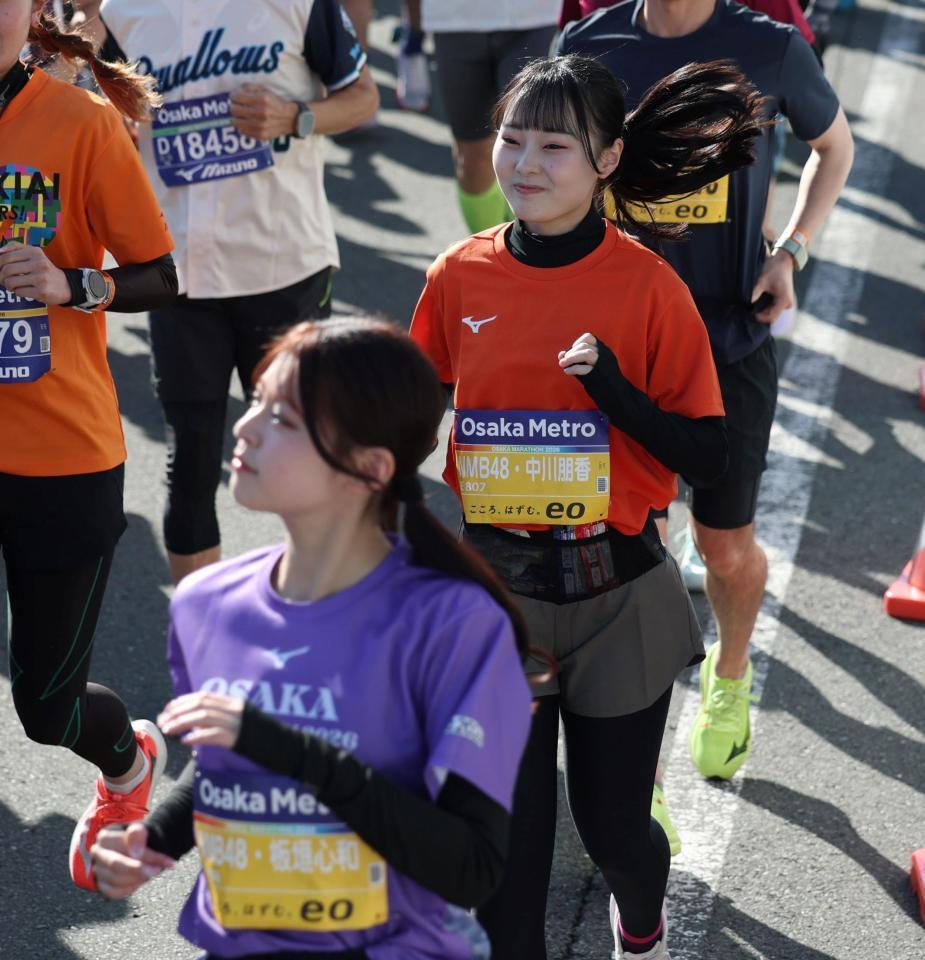 スタートするＮＭＢ４８・中川朋香（奥）とＮＭＢ４８・板垣心和（撮影・中田匡峻）