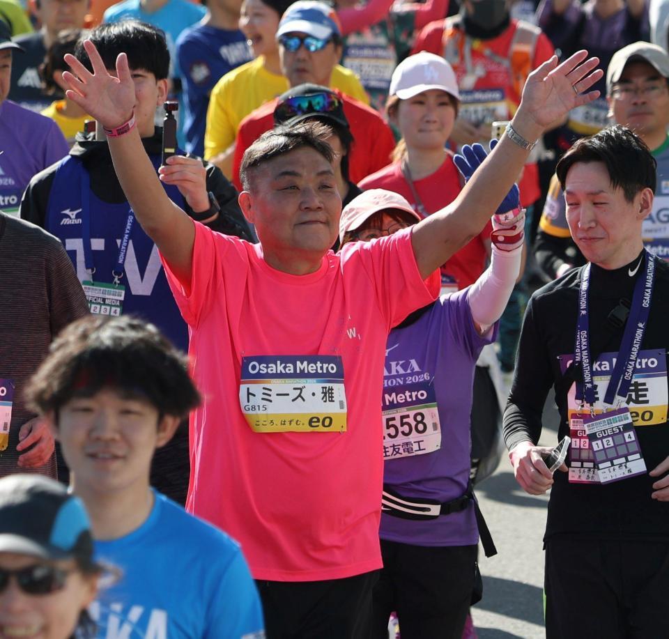 手を振るトミーズ・雅（撮影・中田匡峻）