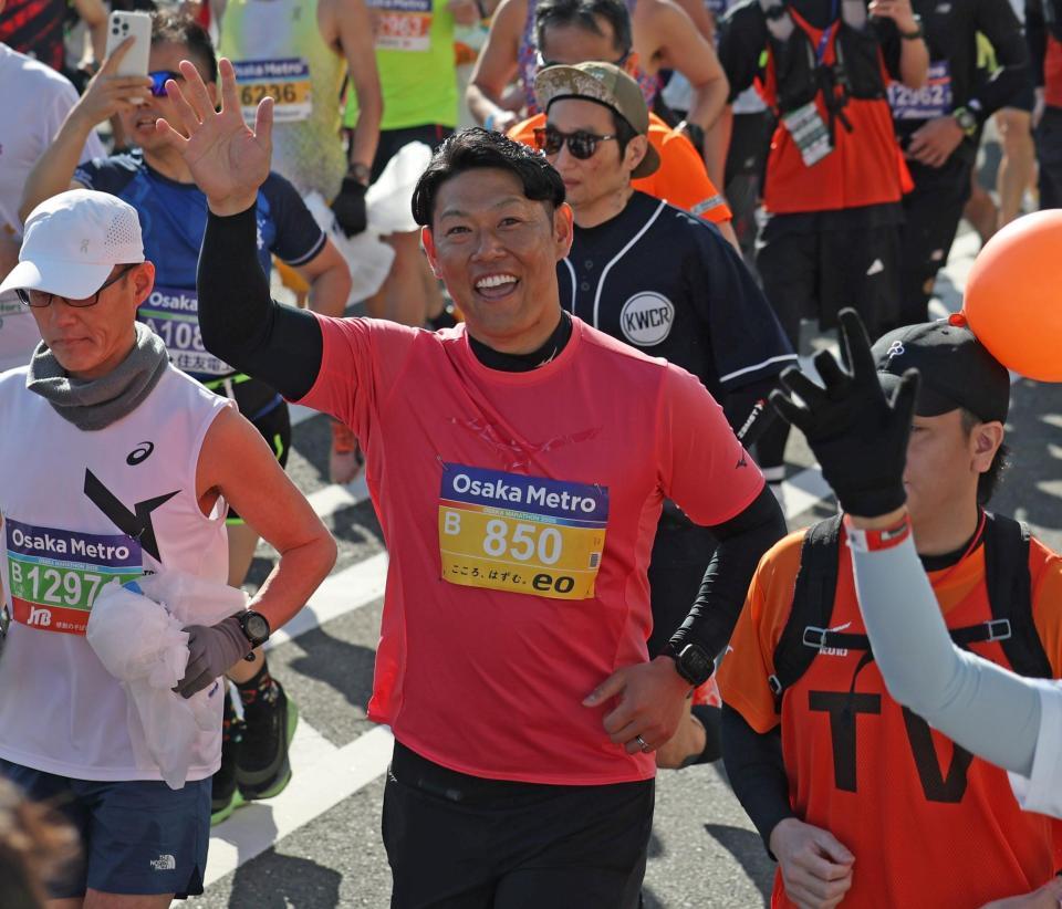 スタートし、笑顔で手を振る元阪神・原口文仁氏（撮影・中田匡峻）