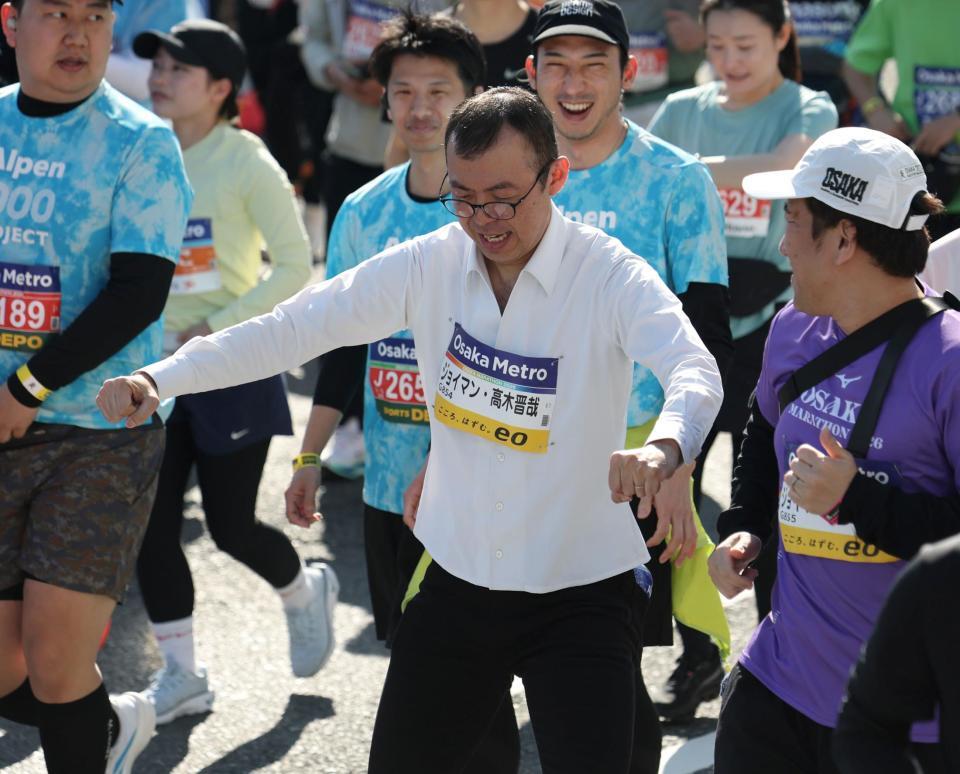 スタートするジョイマン・高木晋哉（中央）＝撮影・中田匡峻