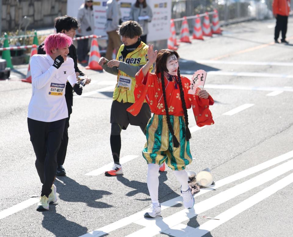 手を振る間寛平（右）とＥＸＩＴ・兼近大樹（撮影・中田匡峻）