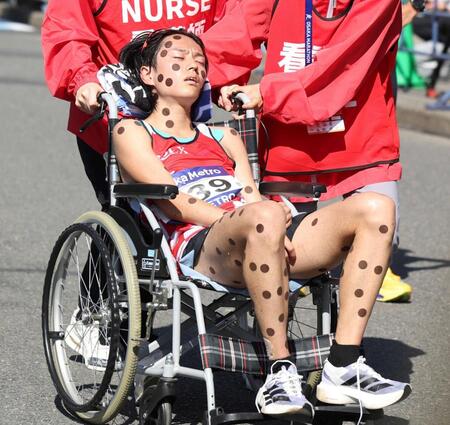 　ゴール後、車椅子で運ばれる吉田響