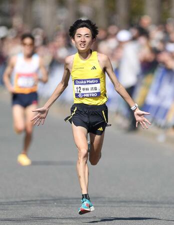 　ゴール目前で両手を広げる平林清澄（撮影・中田匡峻）