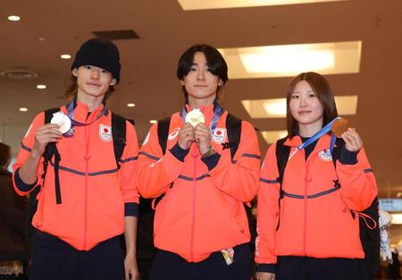 メダルを手に帰国した（左から）山田琉聖、戸塚優斗、小野光希（撮影・佐々木彰尚）
