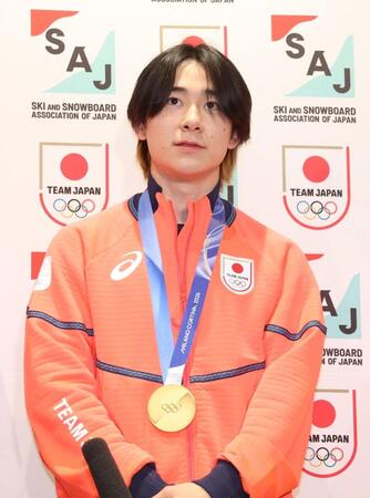 帰国会見に臨んだ戸塚優斗＝１７日、羽田空港