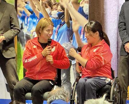 イベントで東京２０２０大会を振り返った阿部詩（左）とパラバドミントン女王の里見紗李奈
