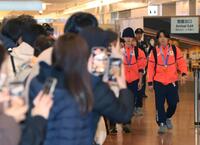 帰国したスノーボード男子ハーフパイプ銅の山田琉聖（左）とスノーボード男子ハーフパイプ金の戸塚優斗