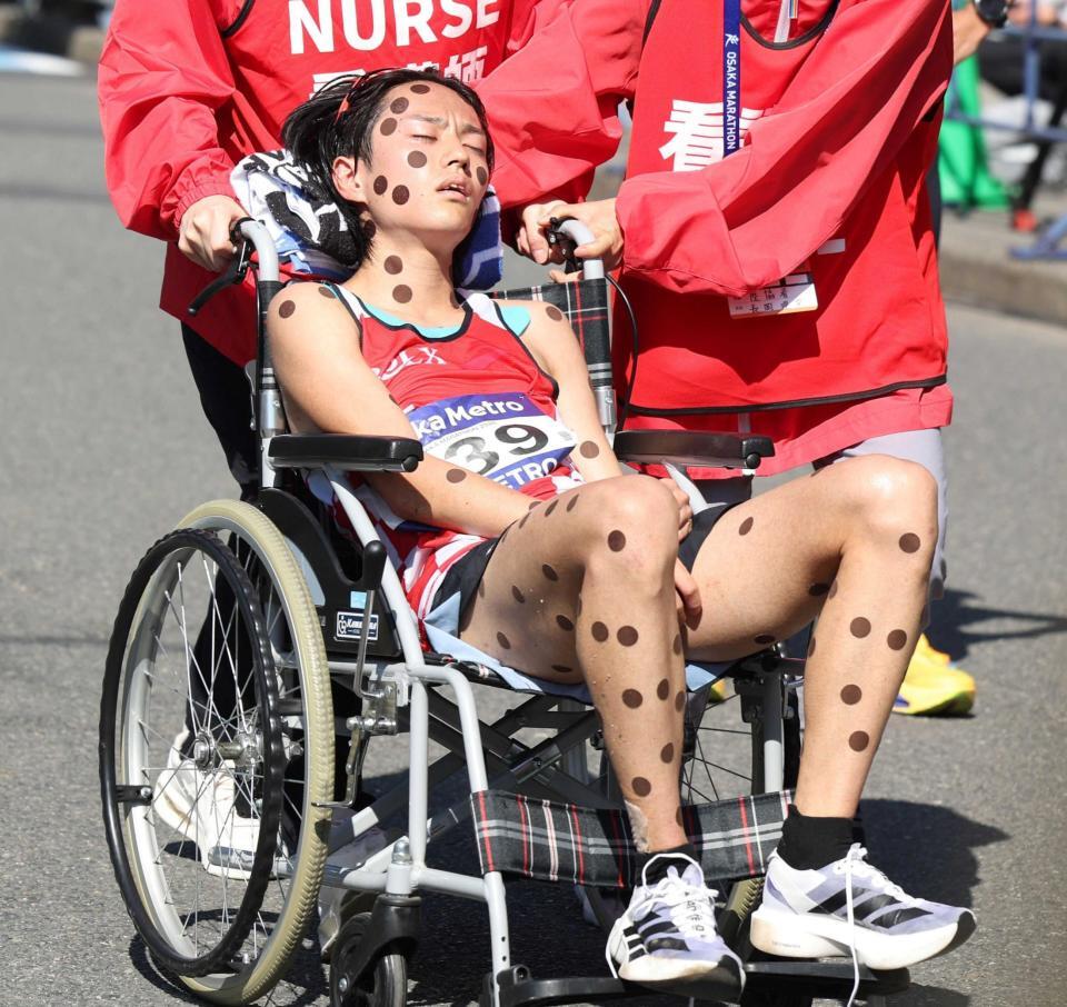 　ゴール後、車椅子で運ばれる吉田響