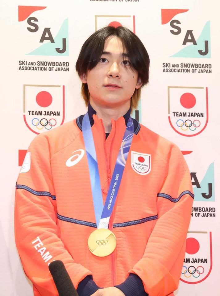 帰国会見に臨んだ戸塚優斗＝１７日、羽田空港