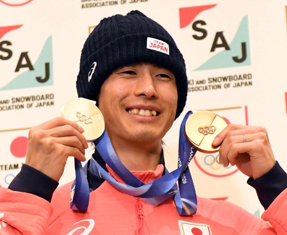 銀（左）と銅（右）のメダルを手に笑顔を見せる堀島行真（撮影・佐藤厚）