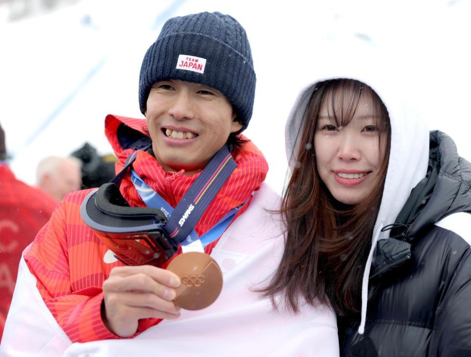 妻・輝紗良さんの横で笑顔を見せる堀島行真（撮影・吉澤敬太）