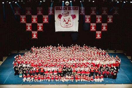 35周年記念公演で「劇団そとばこまち」とコラボした箕面自由学園チアリーダー部（撮影・岩國英昭）