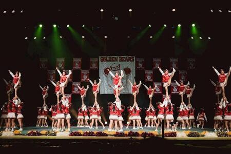 華麗な演技を披露する箕面自由学園チアリーダー部（撮影・岩國英昭）