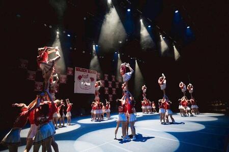 35周年記念公演で華麗な演技を見せた箕面自由学園のメンバー（撮影・岩國英昭）