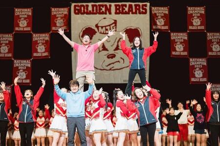 35周年記念公演で「劇団そとばこまち」とコラボした箕面自由学園チアリーダー部（撮影・岩國英昭）