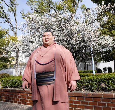 冬桜の前で撮影に応じる熱海富士