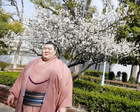 冬桜の前で撮影に応じる熱海富士