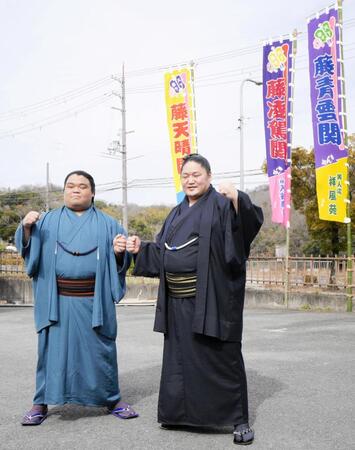 新入幕を決めた藤青雲（右）と藤凌駕