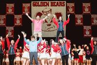 35周年記念公演で「劇団そとばこまち」とコラボした箕面自由学園チアリーダー部（撮影・岩國英昭）