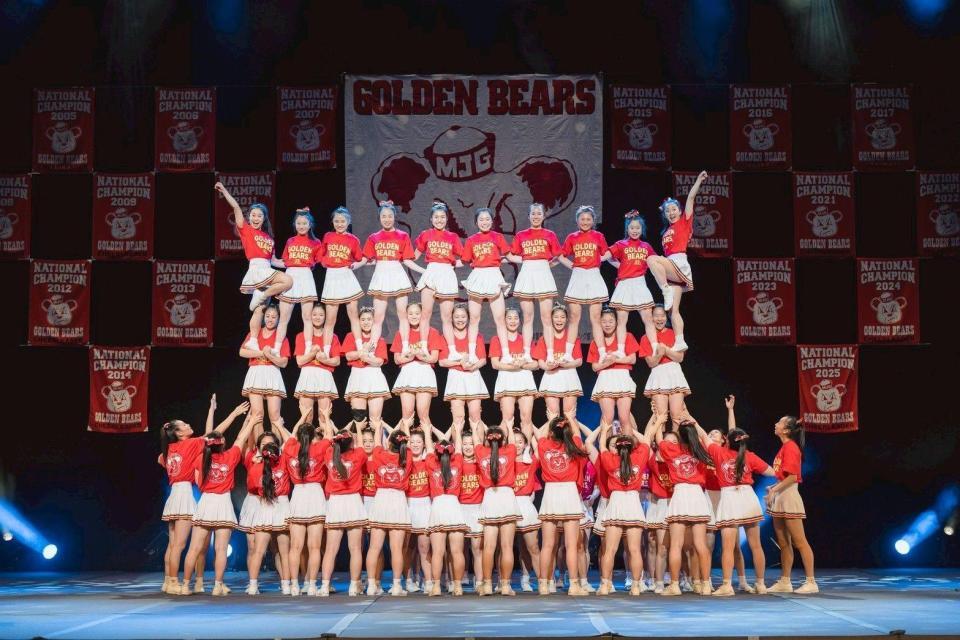 35周年記念公演で壮大な演技を披露した箕面自由学園のメンバー（撮影・岩國英昭）