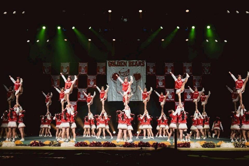 華麗な演技を披露する箕面自由学園チアリーダー部（撮影・岩國英昭）